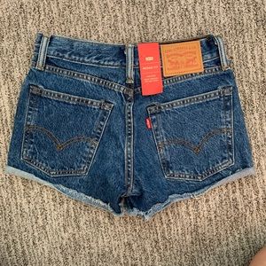 NWT Levi’s Wedgie Fit Shorts